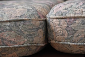 中古　カリモク家具(karimoku)　COLONIAL(コロニアル)シリーズ　クラシカルな佇まいが魅力的な3人掛けソファ　(R-083242)