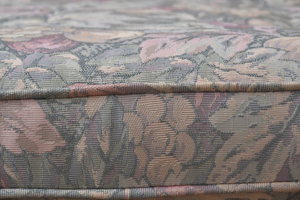 中古　カリモク家具(karimoku)　COLONIAL(コロニアル)シリーズ　クラシカルな佇まいが魅力的な3人掛けソファ　(R-083242)