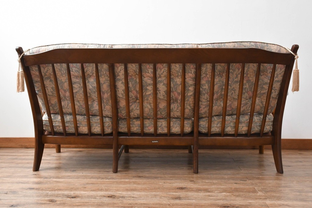 中古　カリモク家具(karimoku)　COLONIAL(コロニアル)シリーズ　クラシカルな佇まいが魅力的な3人掛けソファ　(R-083242)