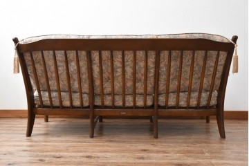 中古　カリモク家具(karimoku)　COLONIAL(コロニアル)シリーズ　クラシカルな佇まいが魅力的な3人掛けソファ　(R-083242)