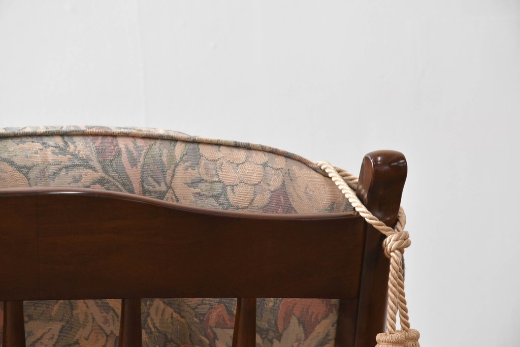 中古　カリモク家具(karimoku)　COLONIAL(コロニアル)シリーズ　クラシカルな佇まいが魅力的な3人掛けソファ　(R-083242)