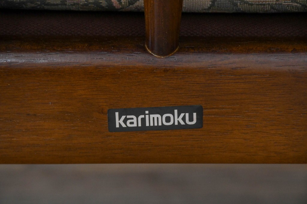 中古　カリモク家具(karimoku)　COLONIAL(コロニアル)シリーズ　クラシカルな佇まいが魅力的な3人掛けソファ　(R-083242)