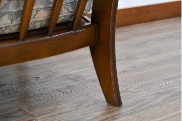 中古　カリモク家具(karimoku)　COLONIAL(コロニアル)シリーズ　クラシカルな佇まいが魅力的な3人掛けソファ　(R-083242)