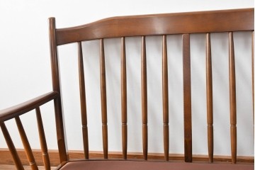 中古　カリモク家具(karimoku)　COLONIAL(コロニアル)シリーズ　クラシカルな佇まいが魅力的な3人掛けソファ　(R-083242)