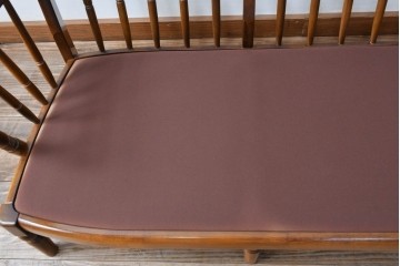 中古　カリモク家具(karimoku)　COLONIAL(コロニアル)シリーズ　クラシカルな佇まいが魅力的な3人掛けソファ　(R-083242)