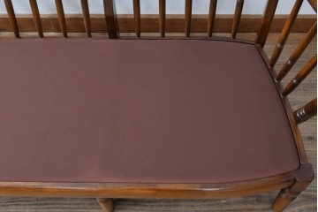 中古　カリモク家具(karimoku)　COLONIAL(コロニアル)シリーズ　クラシカルな佇まいが魅力的な3人掛けソファ　(R-083242)