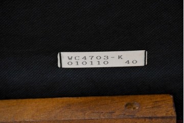 中古　カリモク家具(karimoku)　COLONIAL(コロニアル)シリーズ　クラシカルな佇まいが魅力的な3人掛けソファ　(R-083242)