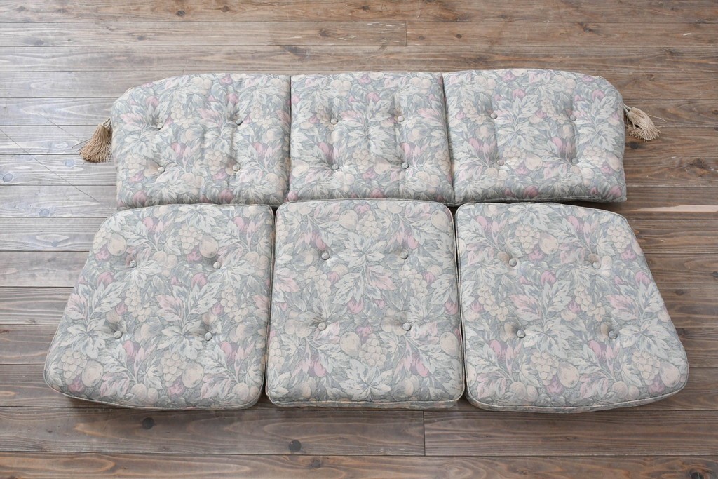 中古　カリモク家具(karimoku)　COLONIAL(コロニアル)シリーズ　クラシカルな佇まいが魅力的な3人掛けソファ　(R-083242)