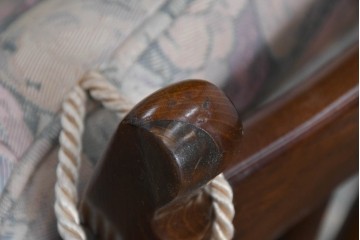 中古　カリモク家具(karimoku)　COLONIAL(コロニアル)シリーズ　クラシカルな佇まいが魅力的な3人掛けソファ　(R-083242)