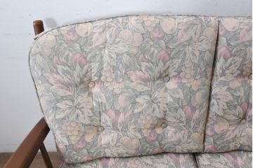 中古　カリモク家具(karimoku)　COLONIAL(コロニアル)シリーズ　クラシカルな佇まいが魅力的な3人掛けソファ(花柄、三人掛け、3Pソファ、トリプルソファ)(R-083242)