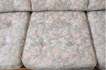 中古　カリモク家具(karimoku)　COLONIAL(コロニアル)シリーズ　クラシカルな佇まいが魅力的な3人掛けソファ(花柄、三人掛け、3Pソファ、トリプルソファ)(R-083242)