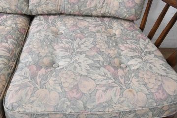 中古　カリモク家具(karimoku)　COLONIAL(コロニアル)シリーズ　クラシカルな佇まいが魅力的な3人掛けソファ(花柄、三人掛け、3Pソファ、トリプルソファ)(R-083242)