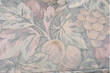 中古　カリモク家具(karimoku)　COLONIAL(コロニアル)シリーズ　クラシカルな佇まいが魅力的な3人掛けソファ(花柄、三人掛け、3Pソファ、トリプルソファ)(R-083242)