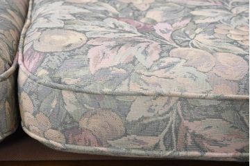中古　カリモク家具(karimoku)　COLONIAL(コロニアル)シリーズ　クラシカルな佇まいが魅力的な3人掛けソファ(花柄、三人掛け、3Pソファ、トリプルソファ)(R-083242)