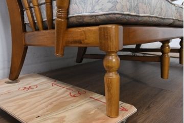 中古　カリモク家具(karimoku)　COLONIAL(コロニアル)シリーズ　クラシカルな佇まいが魅力的な3人掛けソファ(花柄、三人掛け、3Pソファ、トリプルソファ)(R-083242)