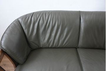 中古　美品!!　maruni(マルニ木工)　地中海ロイヤルシリーズ(ROYAL)　シャルル　本革　クラシカルな雰囲気を持ち洗練されたデザインが魅力のラブシート(レザー、2人掛け、二人掛け、2Pソファ、モスグリーン)(定価約78万円)(R-083243)