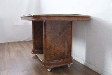 中古　美品　イタリア輸入家具　ガラス天板付き　ウォールナット材　艶のある質感が高級感と上品さを演出するオーバルダイニングテーブル(4人掛け、4人用、食卓)(R-083246)