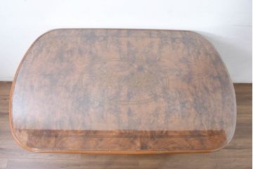 中古　美品　イタリア輸入家具　ガラス天板付き　ウォールナット材　艶のある質感が高級感と上品さを演出するオーバルダイニングテーブル(4人掛け、4人用、食卓)(R-083246)