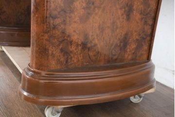 中古　美品　イタリア輸入家具　ガラス天板付き　ウォールナット材　艶のある質感が高級感と上品さを演出するオーバルダイニングテーブル(4人掛け、4人用、食卓)(R-083246)