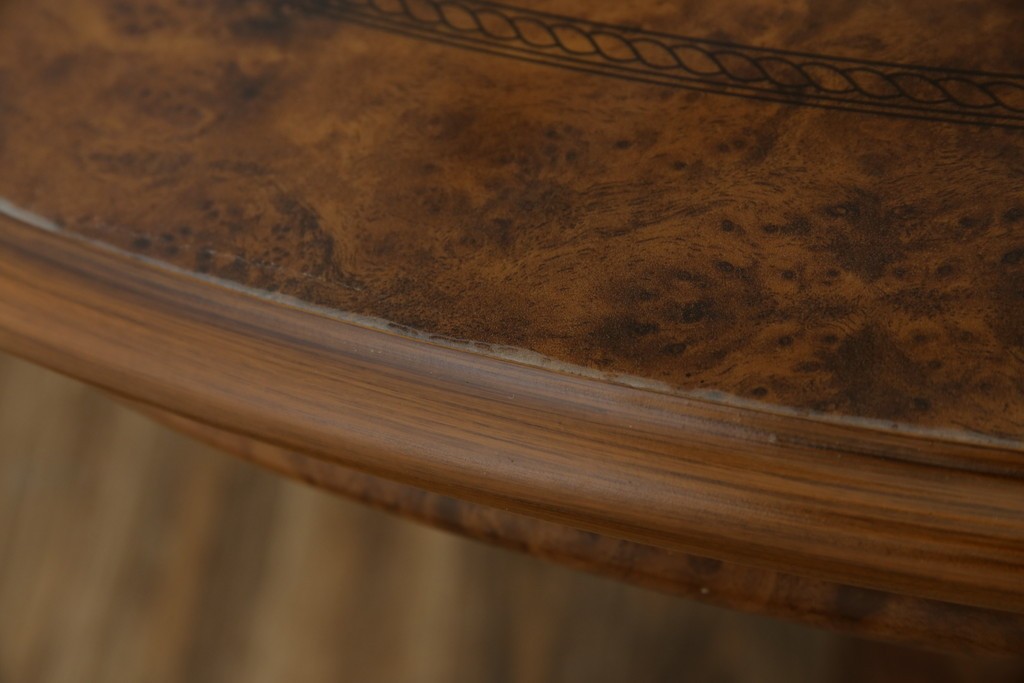 中古　美品　イタリア輸入家具　ガラス天板付き　ウォールナット材　艶のある質感が高級感と上品さを演出するオーバルダイニングテーブル　(R-083246)