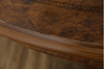 中古　美品　イタリア輸入家具　ガラス天板付き　ウォールナット材　艶のある質感が高級感と上品さを演出するオーバルダイニングテーブル　(R-083246)