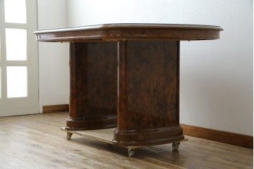 中古　美品　イタリア輸入家具　ガラス天板付き　ウォールナット材　艶のある質感が高級感と上品さを演出するオーバルダイニングテーブル　(R-083246)