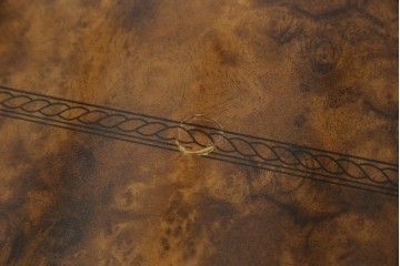 中古　美品　イタリア輸入家具　ガラス天板付き　ウォールナット材　艶のある質感が高級感と上品さを演出するオーバルダイニングテーブル　(R-083246)