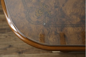 中古　美品　イタリア輸入家具　ガラス天板付き　ウォールナット材　艶のある質感が高級感と上品さを演出するオーバルダイニングテーブル　(R-083246)