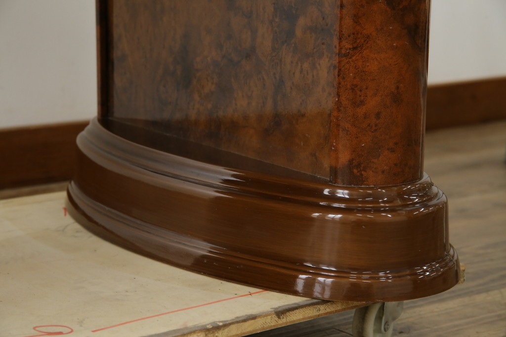 中古　美品　イタリア輸入家具　ガラス天板付き　ウォールナット材　艶のある質感が高級感と上品さを演出するオーバルダイニングテーブル　(R-083246)