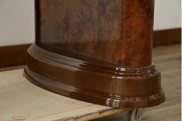 中古　美品　イタリア輸入家具　ガラス天板付き　ウォールナット材　艶のある質感が高級感と上品さを演出するオーバルダイニングテーブル　(R-083246)