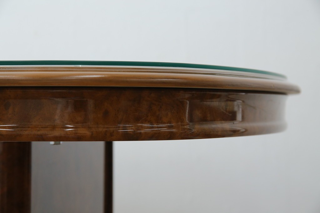 中古　美品　イタリア輸入家具　ガラス天板付き　ウォールナット材　艶のある質感が高級感と上品さを演出するオーバルダイニングテーブル　(R-083246)