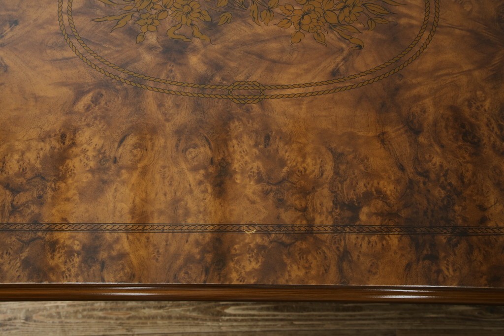 中古　美品　イタリア輸入家具　ガラス天板付き　ウォールナット材　艶のある質感が高級感と上品さを演出するオーバルダイニングテーブル　(R-083246)