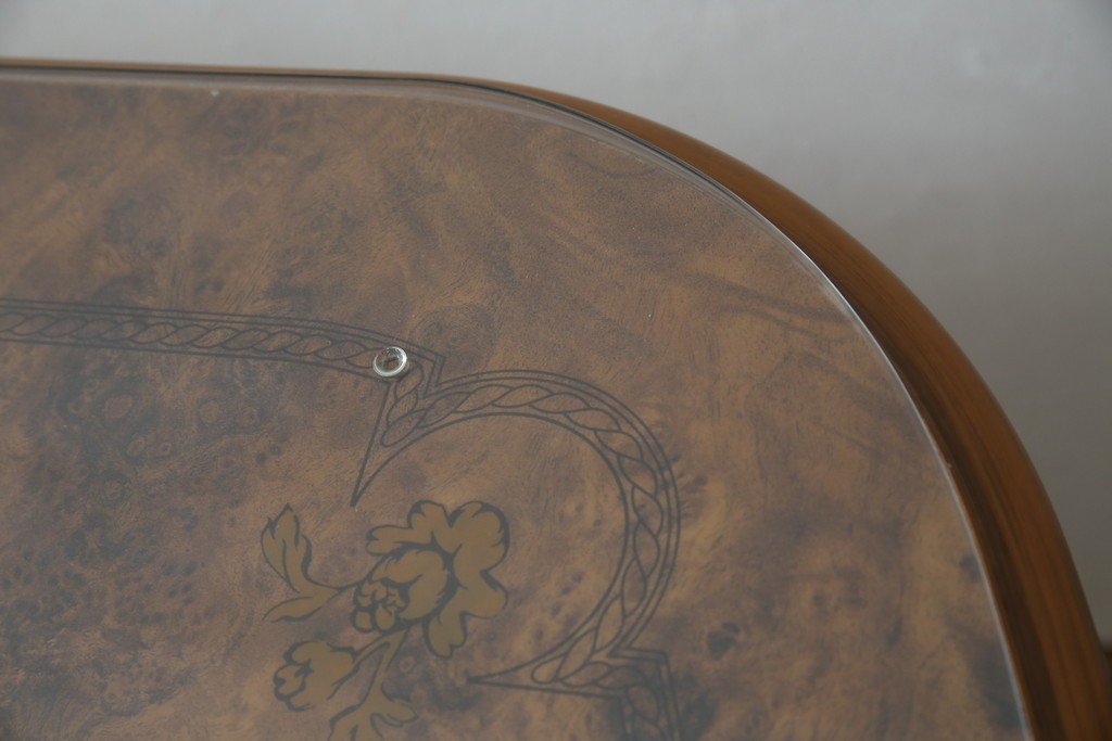 中古　美品　イタリア輸入家具　ガラス天板付き　ウォールナット材　艶のある質感が高級感と上品さを演出するオーバルダイニングテーブル　(R-083246)