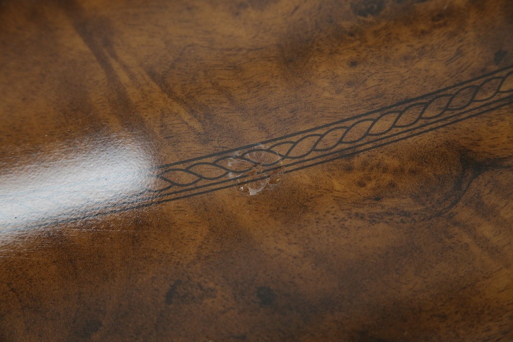 中古　美品　イタリア輸入家具　ガラス天板付き　ウォールナット材　艶のある質感が高級感と上品さを演出するオーバルダイニングテーブル　(R-083246)