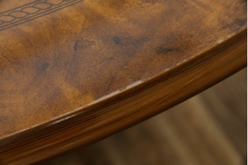 中古　美品　イタリア輸入家具　ガラス天板付き　ウォールナット材　艶のある質感が高級感と上品さを演出するオーバルダイニングテーブル　(R-083246)