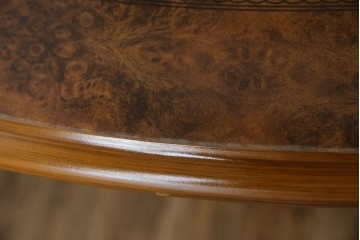 中古　美品　イタリア輸入家具　ガラス天板付き　ウォールナット材　艶のある質感が高級感と上品さを演出するオーバルダイニングテーブル　(R-083246)