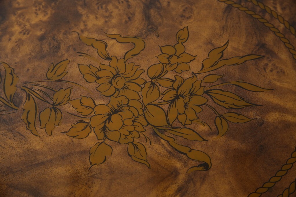 中古　美品　イタリア輸入家具　ガラス天板付き　ウォールナット材　艶のある質感が高級感と上品さを演出するオーバルダイニングテーブル　(R-083246)