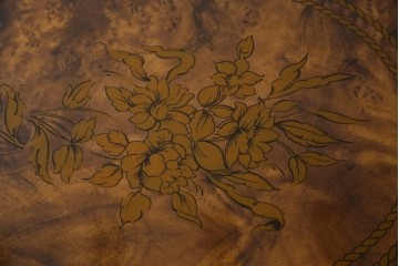 中古　美品　イタリア輸入家具　ガラス天板付き　ウォールナット材　艶のある質感が高級感と上品さを演出するオーバルダイニングテーブル　(R-083246)