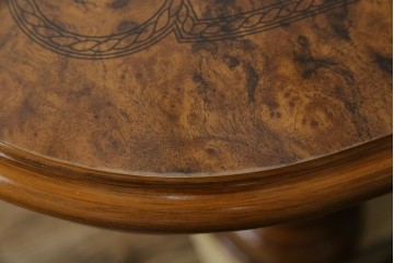 中古　美品　イタリア輸入家具　ガラス天板付き　ウォールナット材　艶のある質感が高級感と上品さを演出するオーバルダイニングテーブル　(R-083246)