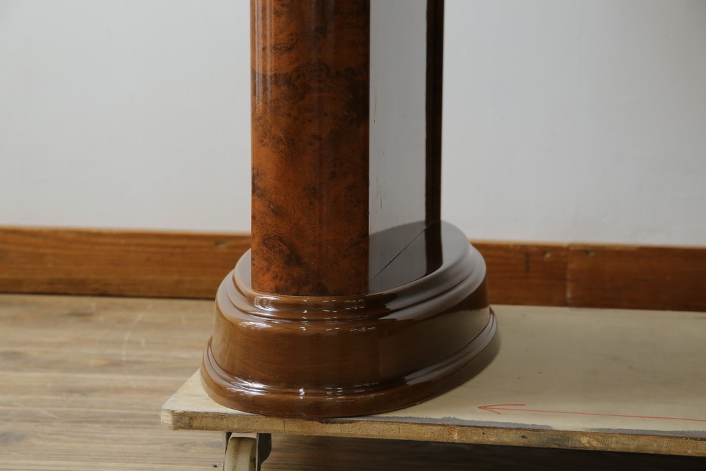 中古　美品　イタリア輸入家具　ガラス天板付き　ウォールナット材　艶のある質感が高級感と上品さを演出するオーバルダイニングテーブル　(R-083246)