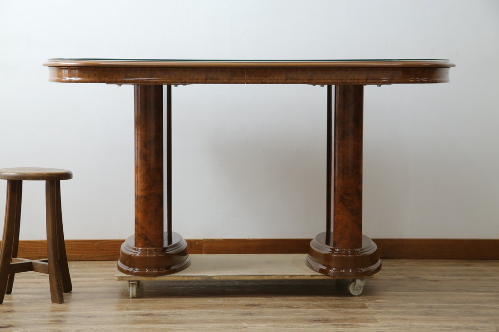 中古　美品　イタリア輸入家具　ガラス天板付き　ウォールナット材　艶のある質感が高級感と上品さを演出するオーバルダイニングテーブル　(R-083246)