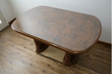 中古　美品　イタリア輸入家具　ガラス天板付き　ウォールナット材　艶のある質感が高級感と上品さを演出するオーバルダイニングテーブル　(R-083246)