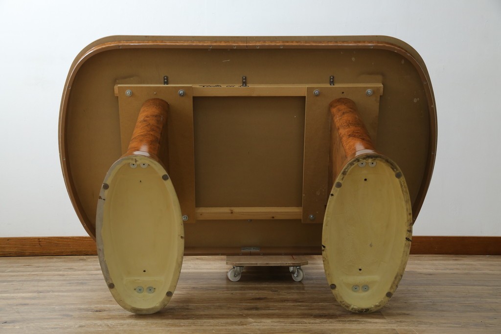中古　美品　イタリア輸入家具　ガラス天板付き　ウォールナット材　艶のある質感が高級感と上品さを演出するオーバルダイニングテーブル　(R-083246)