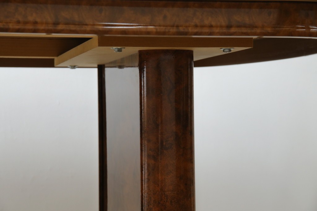 中古　美品　イタリア輸入家具　ガラス天板付き　ウォールナット材　艶のある質感が高級感と上品さを演出するオーバルダイニングテーブル　(R-083246)