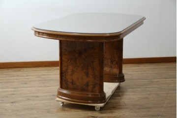 中古　美品　イタリア輸入家具　ガラス天板付き　ウォールナット材　艶のある質感が高級感と上品さを演出するオーバルダイニングテーブル　(R-083246)