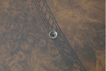 中古　美品　イタリア輸入家具　ガラス天板付き　ウォールナット材　艶のある質感が高級感と上品さを演出するオーバルダイニングテーブル　(R-083246)