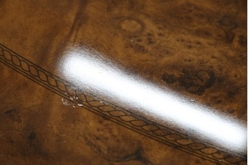 中古　美品　イタリア輸入家具　ガラス天板付き　ウォールナット材　艶のある質感が高級感と上品さを演出するオーバルダイニングテーブル　(R-083246)