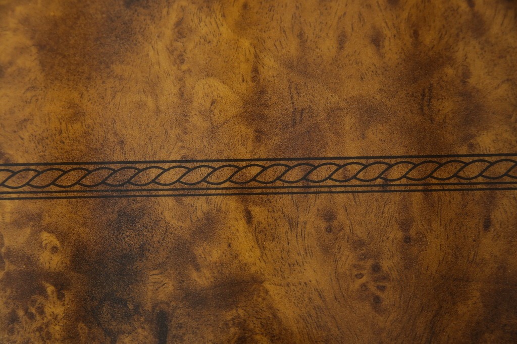 中古　美品　イタリア輸入家具　ガラス天板付き　ウォールナット材　艶のある質感が高級感と上品さを演出するオーバルダイニングテーブル　(R-083246)