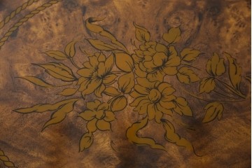 中古　美品　イタリア輸入家具　ガラス天板付き　ウォールナット材　艶のある質感が高級感と上品さを演出するオーバルダイニングテーブル　(R-083246)