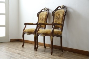 中古　美品　高級輸入家具エクセレンテ取り扱い　ウォールナットXゴールド　バロッコ(バロック)　繊細な彫刻が施された装飾が優雅な雰囲気を醸し出すアームチェア2脚　セット定価2脚で約24万5千円　(R-083247)